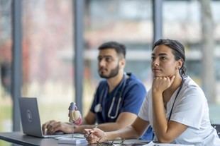 Programa de salud mental para estudiantes de medicina se mejora tras piloto exitoso