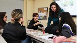 'MicroBlitz': un juego de cartas para aprender sobre microrganismos en la educación superior