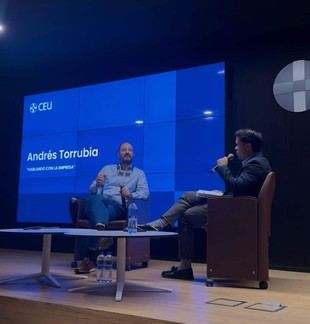 Diálogo entre empresarios y estudiantes sobre inteligencia artificial en CEU Elche
