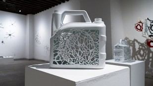Exposición de Mariana Gullco aborda el consumo y el deterioro ambiental