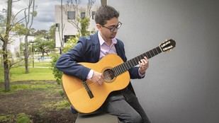 Nicolás Pineda, estudiante de la UNAL, se alza con el Premio Nacional Universitario de Guitarra 2026