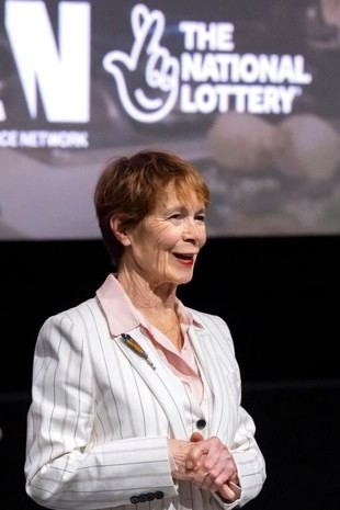 Celia Imrie sorprende a espectadores del Warwick Arts Centre con un apoyo de £10,000 de la Lotería Nacional