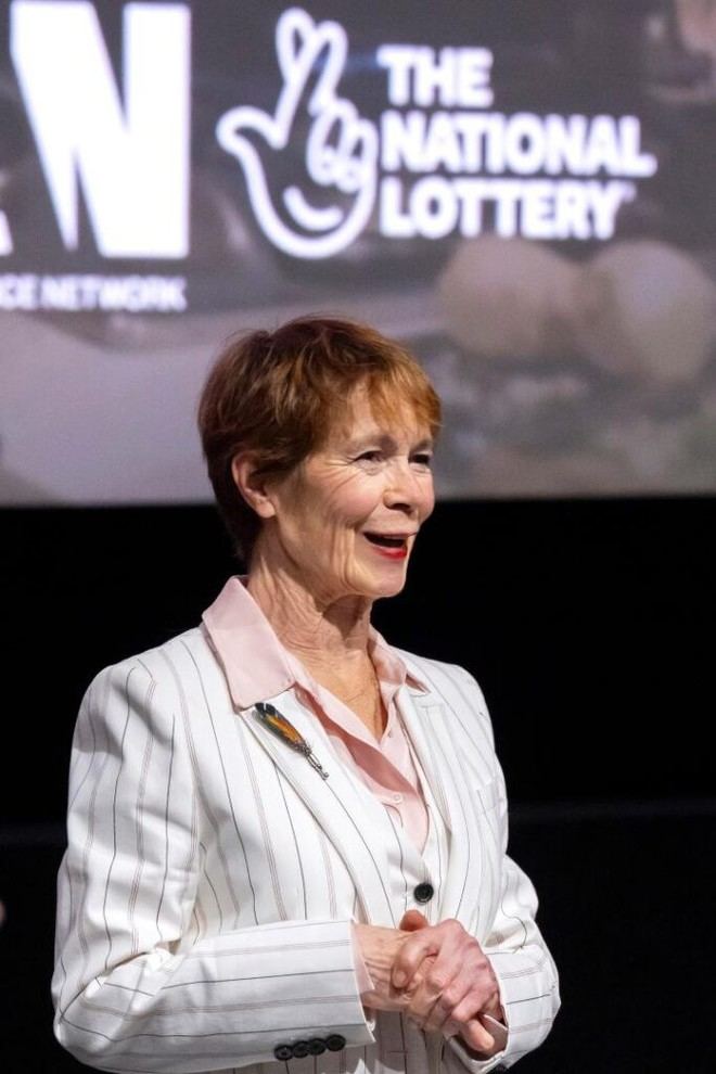 Celia Imrie sorprende a espectadores del Warwick Arts Centre con un apoyo de £10,000 de la Lotería Nacional