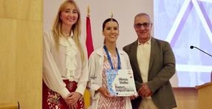 Nerea Vallés recibe el premio a la mejor investigación enfermera por su estudio en reanimación neonatal