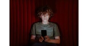 Estudio revela que los padres temen el uso de smartphones en niños, pero no cambian sus decisiones de compra