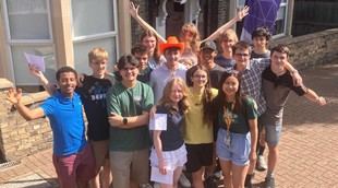 Las escuelas de matemáticas universitarias mejoran las oportunidades en STEM para jóvenes en Inglaterra