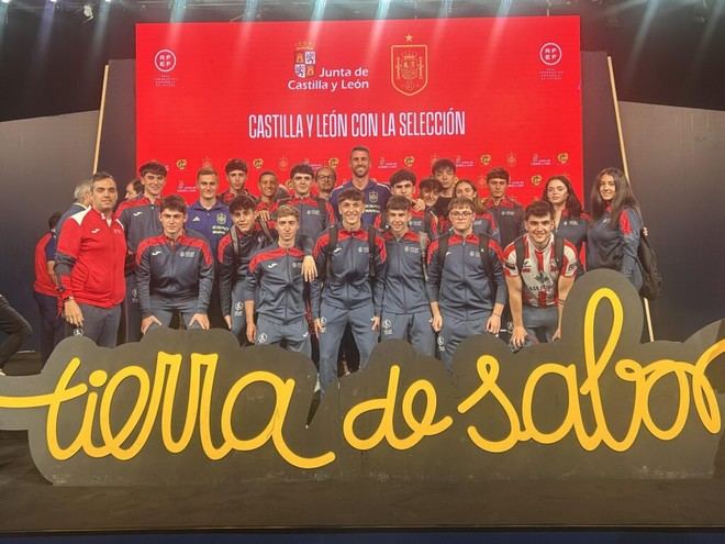 Alumnos de CAFYD visitan la Ciudad del Fútbol con la selección española