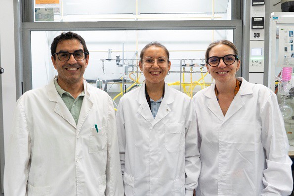 Desarrollan un método sostenible para fabricar plásticos y fármacos sin metales ni disolventes tóxicos