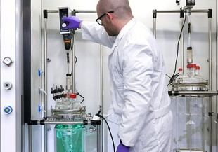 Desarrollan catalizadores más eficientes para producir hidrógeno verde