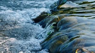 Nuevas investigaciones revelan propiedades eléctricas del agua a escala nanométrica