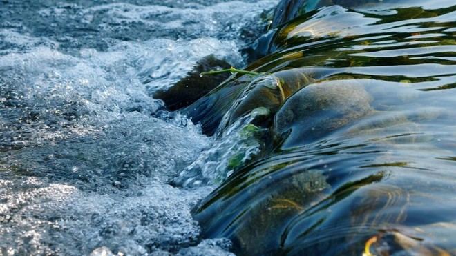 Nuevas investigaciones revelan propiedades eléctricas del agua a escala nanométrica