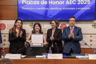 Nuria Quiles recibe el premio Joven Investigadora de la AEC 2025
