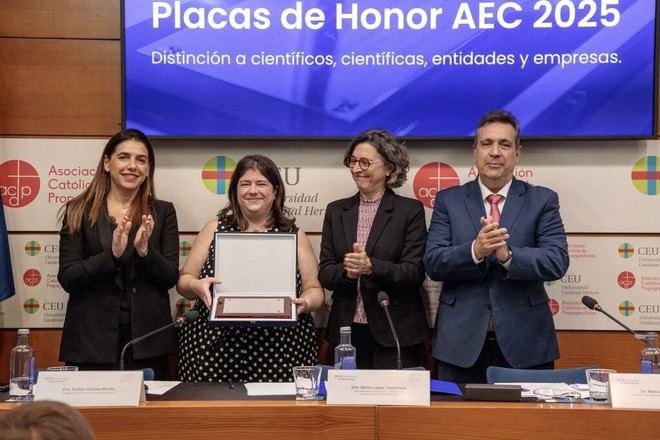 Nuria Quiles recibe el premio Joven Investigadora de la AEC 2025