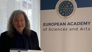 Claudio Rodríguez Fer, profesor de la USC, ingresa en la Academia Europea de Ciencias y Artes
