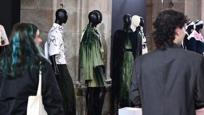 Exposición de talento joven en moda y diseño de joyas en la Universidad de Santiago