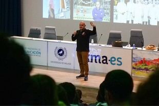 Estudiantes de Málaga aprenden sobre la NASA en charla de Carlos García Galán