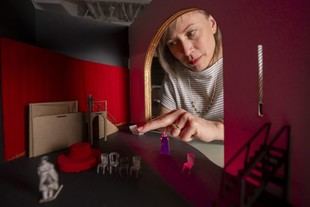 Sara Brown: Innovación en Diseño de Escenografías en MIT