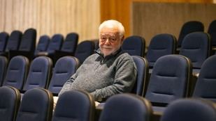 Fredric Roberts guía a estudiantes de la UANL en taller fotográfico