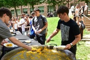 Gran paellada para despedir el curso en León