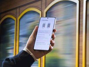 Ocho de cada diez españoles temen ser observados al usar su móvil en público