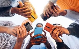 Perplexity AI firma acuerdo con Motorola y negocia con Samsung