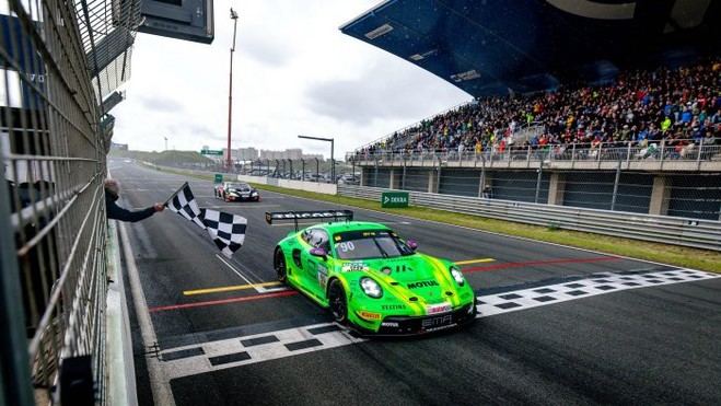 Ayhancan Güven se impone en emocionante carrera bajo la lluvia con el Porsche 911 GT3 R
