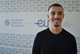 Alejandro Martínez recibe el Premio a la Superación por su trabajo en Ingeniería Biomédica