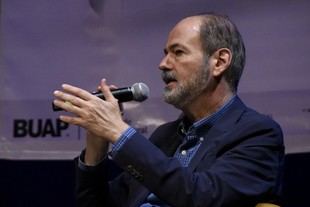 Juan Villoro presenta su libro sobre fútbol en el CCU BUAP