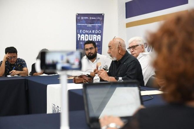 Leonardo Padura presenta su libro Morir en la arena en la UNACH