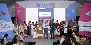 Elías Guerra presenta su libro sobre trajes tradicionales en FENALI 39