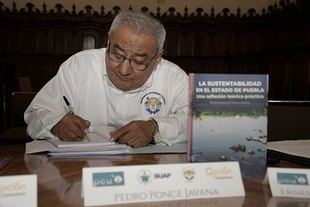Pedro Celestino Ponce Javana presenta su libro sobre sustentabilidad en la BUAP