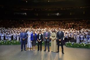 Lilia Cedillo preside graduación de 368 estudiantes de Medicina en BUAP