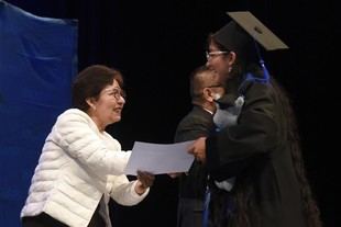 Lilia Cedillo lidera la graduación del Bachillerato Internacional en Puebla