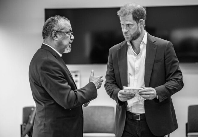 Prince Harry dona 150,000 dólares para investigación sobre lesiones por explosiones en niños