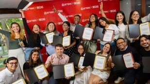 58 profesionales reciben becas de posgrado para continuar su formación