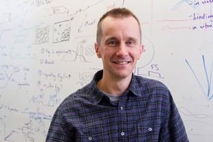 Michael Laub y exalumnos del MIT reconocidos como Fellows de la AAAS 2025