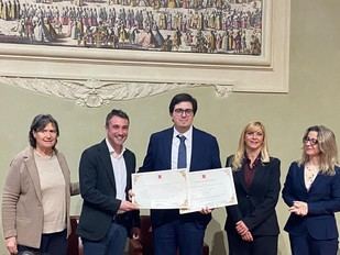 Nicolò Pica recibe el premio a la mejor tesis de la Universidad de Pisa en homenaje a David Sassoli