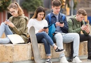 Los padres deben conocer el slang digital de los adolescentes para entender su mundo online