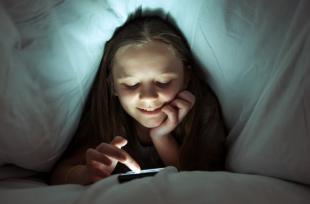 "Vamping" y su círculo vicioso: Menos sueño, más tiempo en redes sociales y su efecto en la salud emocional