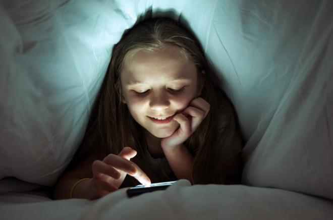 'Vamping' y su círculo vicioso: Menos sueño, más tiempo en redes sociales y su efecto en la salud emocional