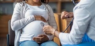 Estudio revela que el racismo y el estrés socioeconómico afectan la biología del embarazo en mujeres negras