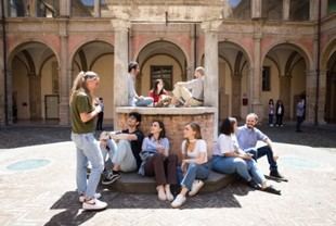 La Universidad de Bolonia lidera en Italia y asciende al puesto 130 a nivel mundial en el ranking de Times Higher Education