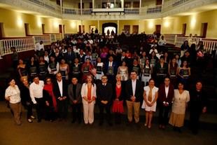 UNACH celebra emotiva graduación de egresados de la Escuela de Lenguas