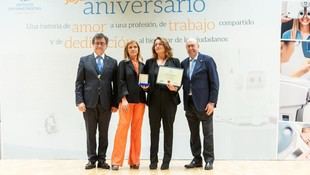 Reconocimiento a la profesora Eva Yebra Pimentel en el 60 aniversario del Colegio Nacional de Ópticos Optometristas