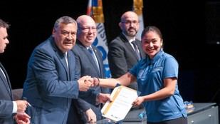 Reconocimiento a estudiantes destacados en Programa Talentos Universitarios