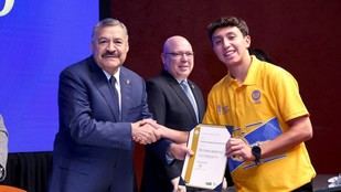 UANL premia a 108 estudiantes por su destacado rendimiento académico