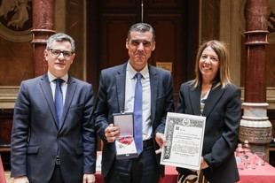Julio Naveira recibe la Cruz Distinguida de San Raimundo de Peñafort por su labor jurídica