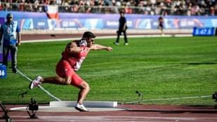 UANL rinde homenaje a entrenadores de atletismo Laberdesque y Muñoz