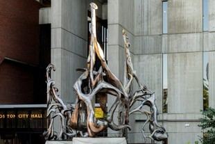 Rhea Vedro crea una escultura comunitaria en Boston llamada "Amulet"
