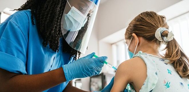 Riesgo de complicaciones cardíacas raras en niños mayor tras infección por COVID-19 que tras vacunación